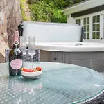 Rockwood- Family With Hot Tub