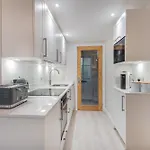 Rockwood- Family With Hot Tub גראסמיר