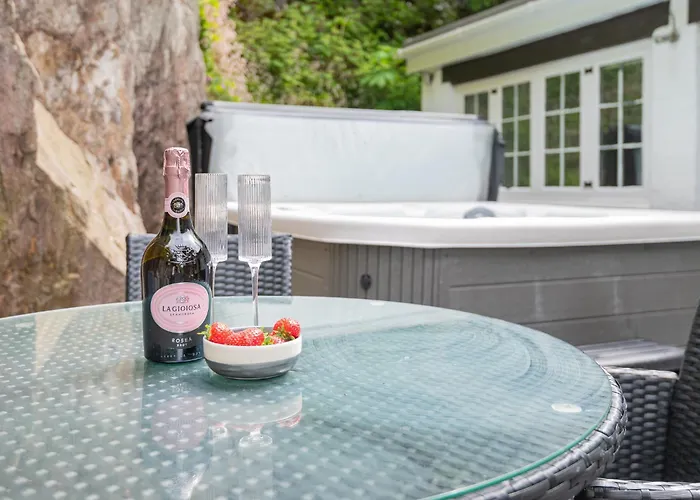 Rockwood- Family With Hot Tub