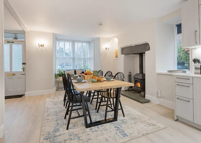 Rockwood- Family With Hot Tub